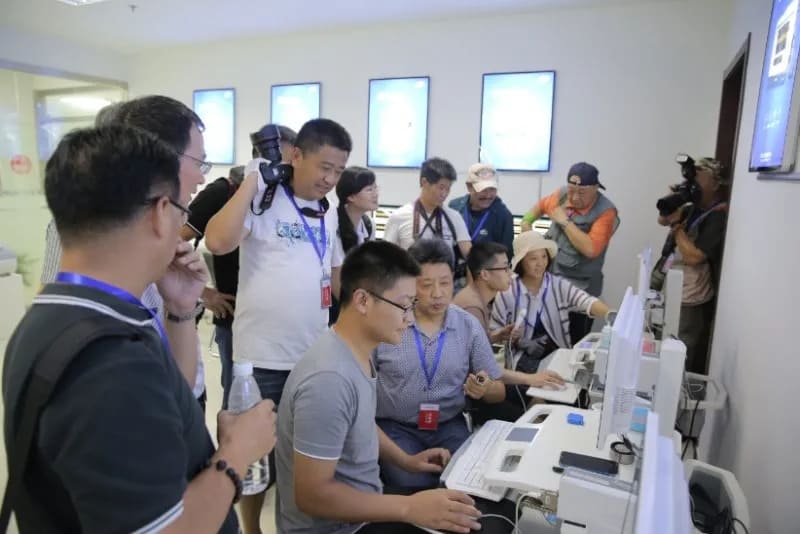 棲霞區(qū)文聯(lián)組織文藝家到澳思泰現(xiàn)場采風(fēng)